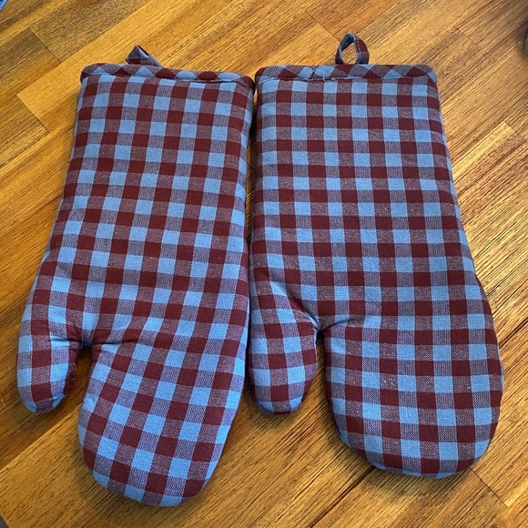 Room Essentials Blue & Maroon Kitchen Towels. Total of 6. NWT. And 2 oven mitts - Picture 6 of 6